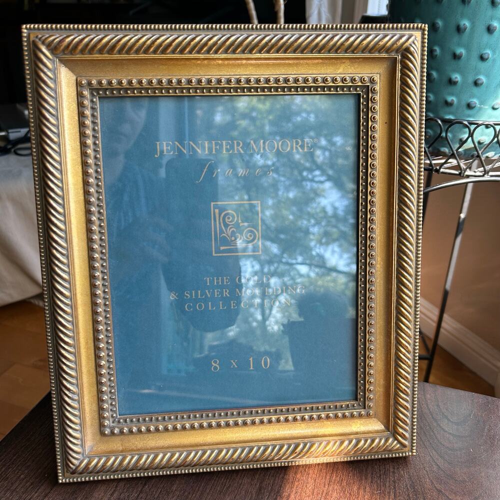 New Vintage 1990s Jennifer Moore 8" x 10" picture frame Gold Moulding